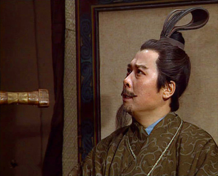 曹操俘虏吕布后考虑是否处死，为何不问身旁谋士，偏偏要问刘备？_百科TA说