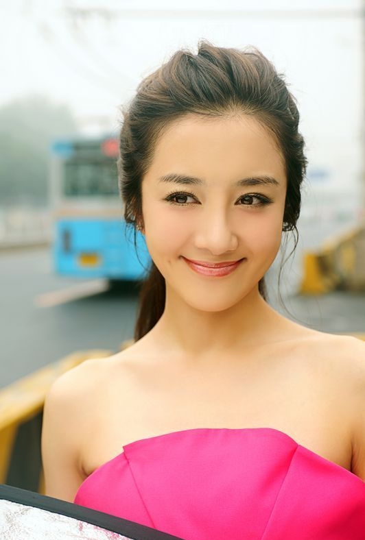  p>李依晓 i>(原名李烁), /i>1983年2月2日出生于辽宁省锦州市,毕业于