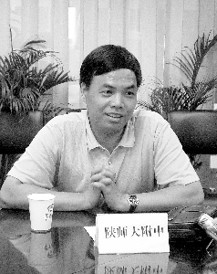  p data-id="gnausrg8d8">李鸿, a target="