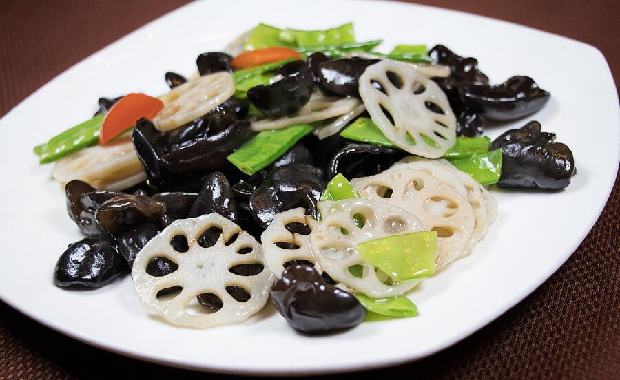  p>木耳炒藕片是一道简单的家常美食,制作原料主要有木耳,藕等,营养