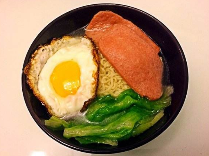  p>餐蛋面是香港茶餐厅的一种特色食品,制作原料主要有午餐肉,煎蛋