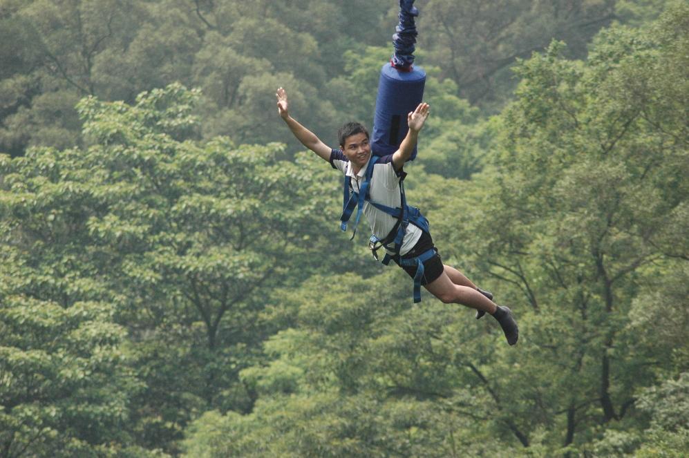  p>蹦极( b> i>bungee jumping /i> /b>),也叫机索跳,白话叫 a target