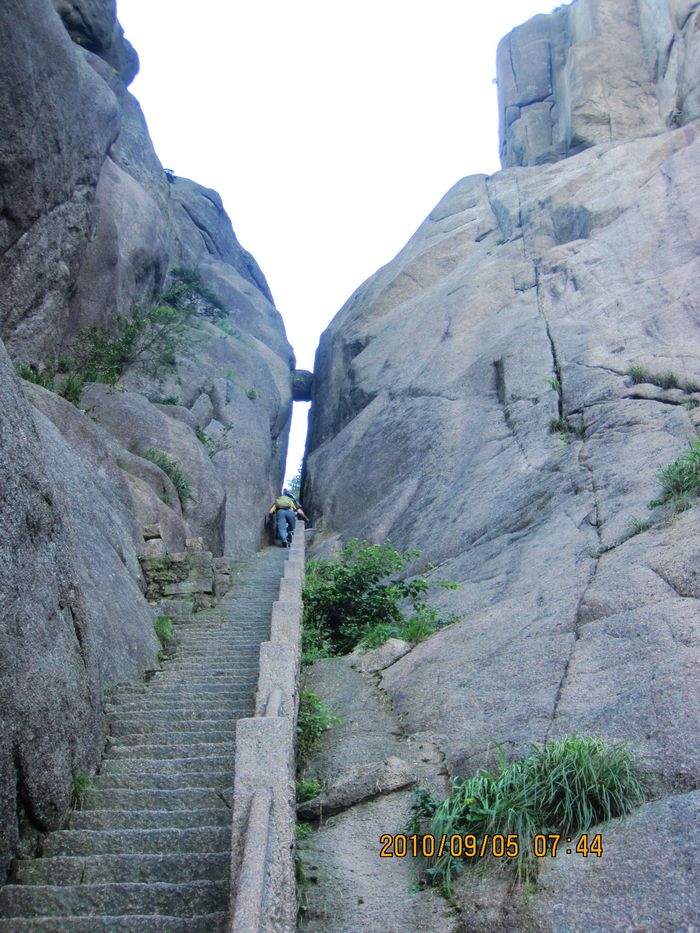  p data-id="gnwu2ahwcx">黄山一线天在 a target="_blank" href="