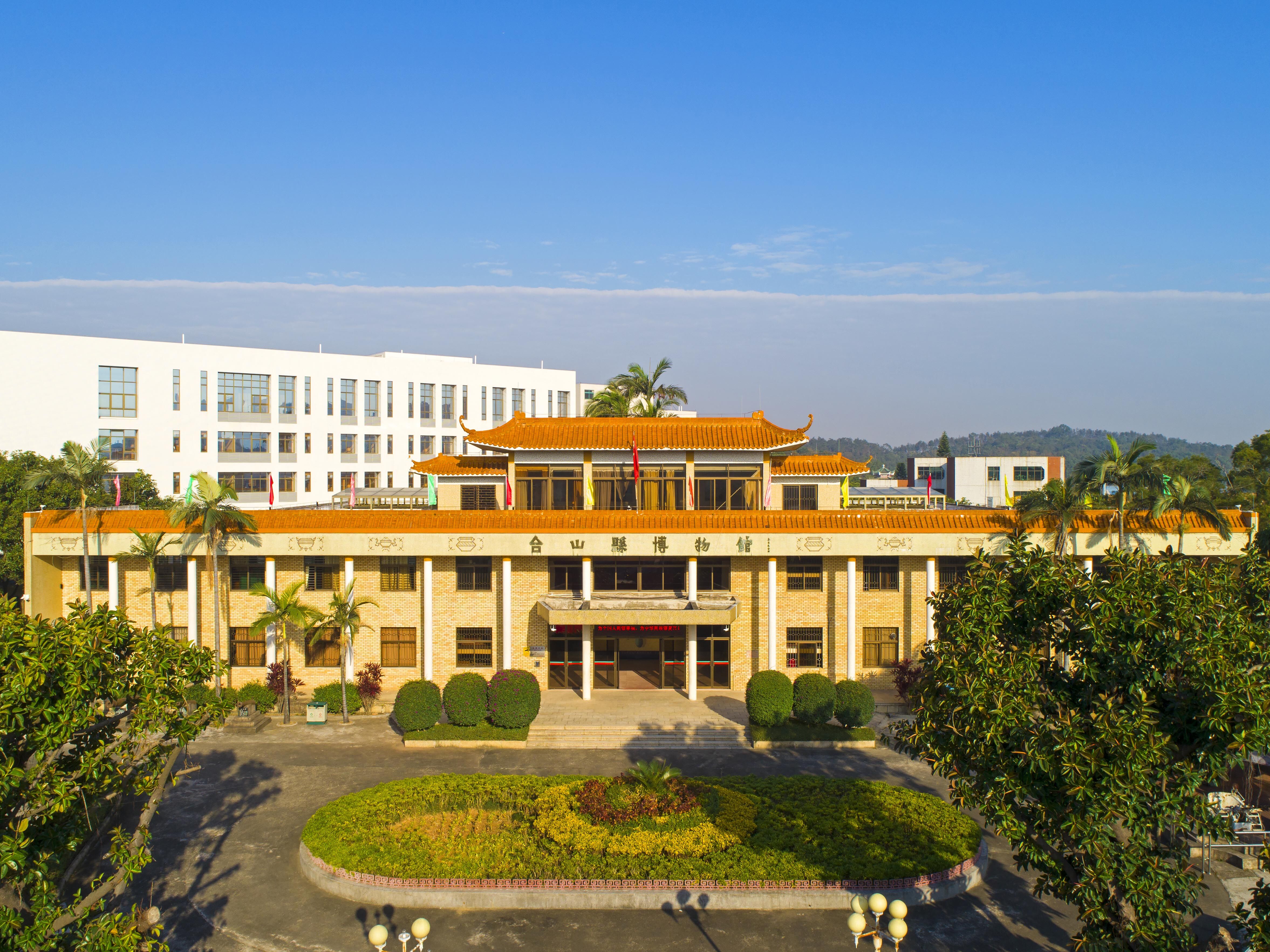  p>台山市博物馆由旅港乡亲黄炳礼先生捐资300万港元,于1988年4月12日