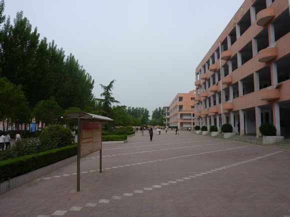 河南省洛宁县第一高级中学