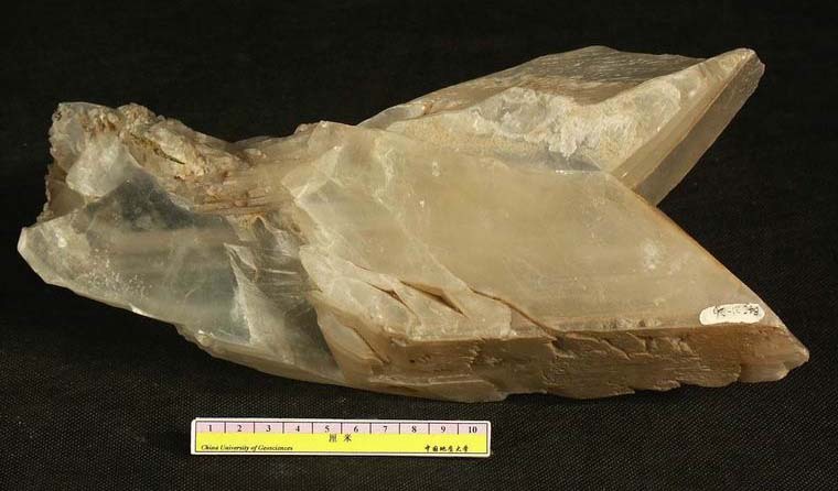 为双晶面成双晶,形似燕尾,故名燕尾双晶.