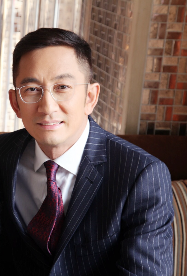  p>吴启华,1964年5月19日出生于香港,中国香港影视男演员,流行乐歌手.