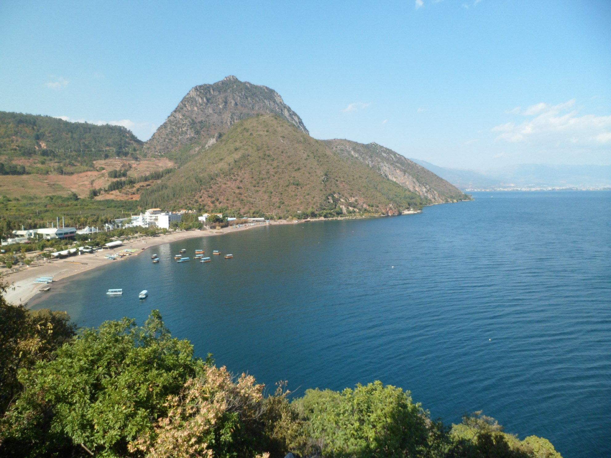  p>抚仙湖位于澄江,江川,华宁三县间,澄江县以南5公里处,距离昆明70多