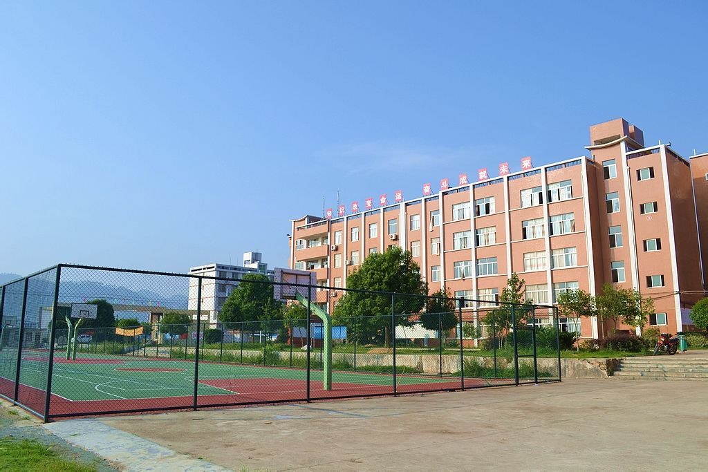 blank" href="/item/福建省">福建省 /a>长汀县龙宇中学创办于2004年