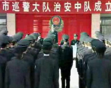  p>二十集电视连续剧《雷霆纵横》由于其惊险场面,火爆动作以及真人