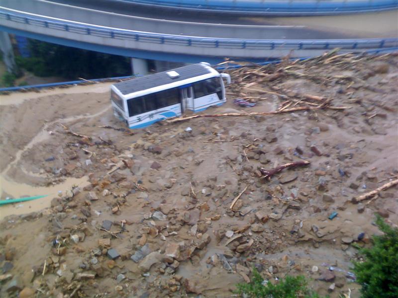  p>泥石流(mudslide)是指在山区或者其他沟谷深壑,地形险峻的地区