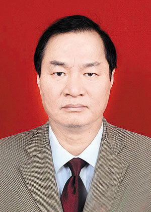 男,汉族,江西赣州寻乌人,1962年12月生,现任赣州市寻乌县文峰乡司法所