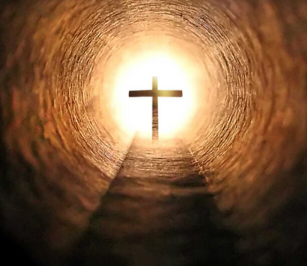 后演变为基督教信仰的标记,象征着耶稣被钉死在十字架上受难死亡