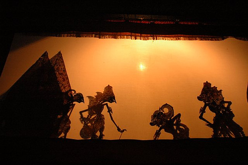 "或"灯影戏",是一种以兽皮或纸板做成的人物剪影以表演故事的民间戏剧