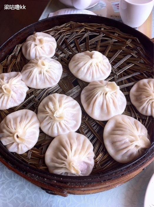 萧记三鲜烩面美食城(经三路店)是一家粉面馆,位于郑州中原区经三路与