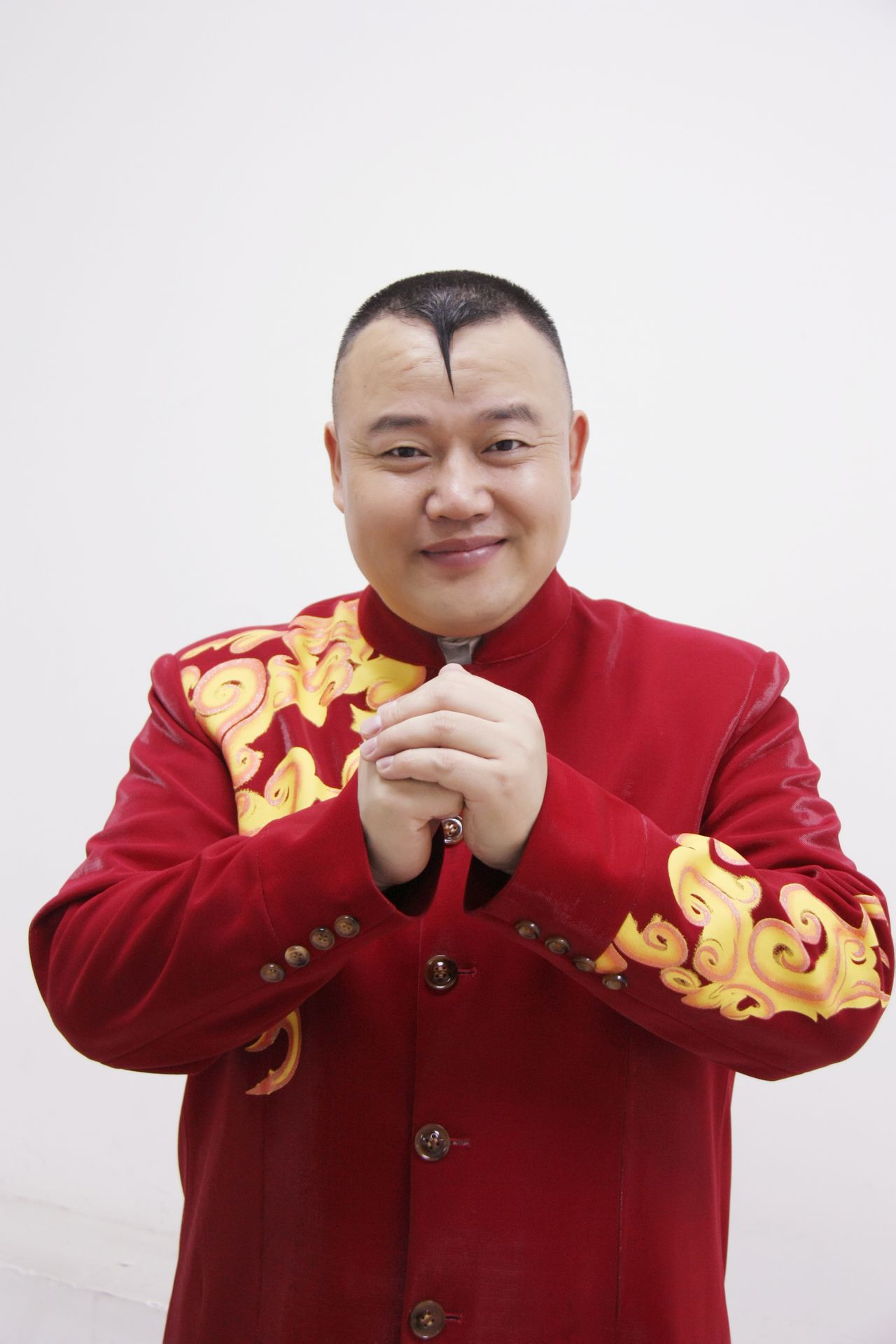 "gnvej1erjv">安冬,汉族,1975年出生于四川成都金堂,中国内地相声演员
