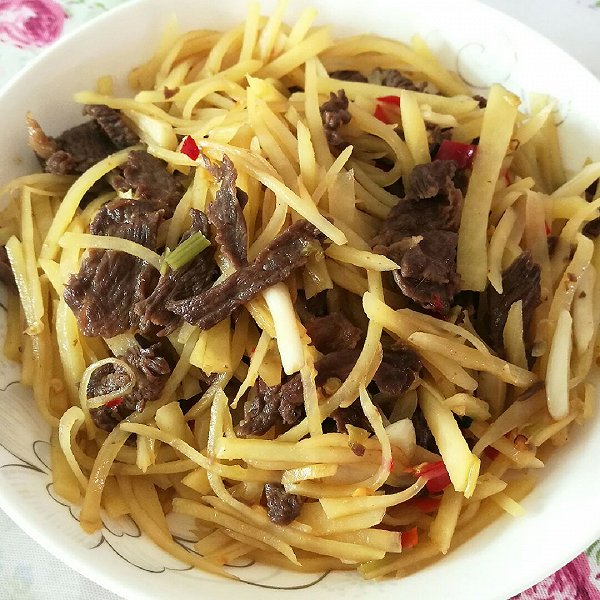  p>土豆丝炒牛肉,是一道由土豆丝,牛肉制作的菜肴. /p>