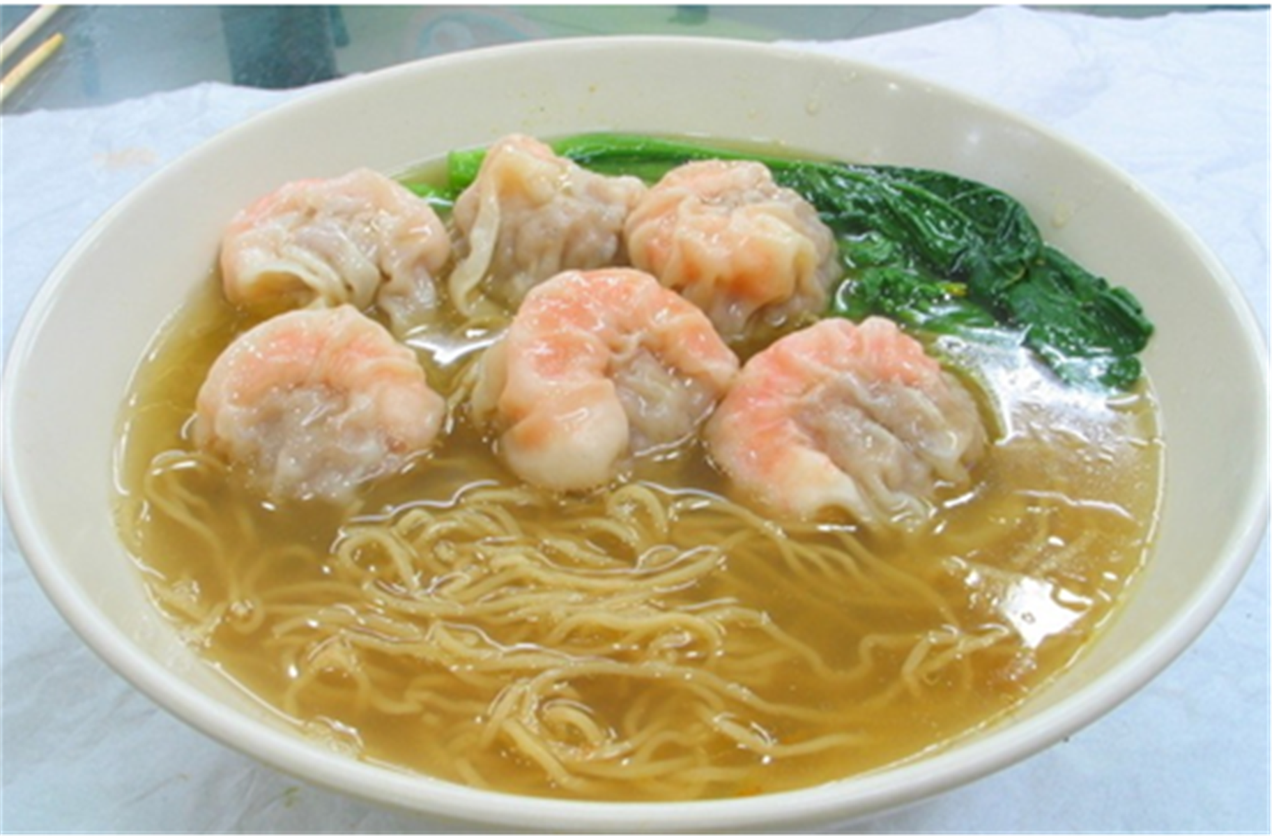  p>广式云吞面是是广东省广州市的一道特色小吃,属于粤菜系;该菜品