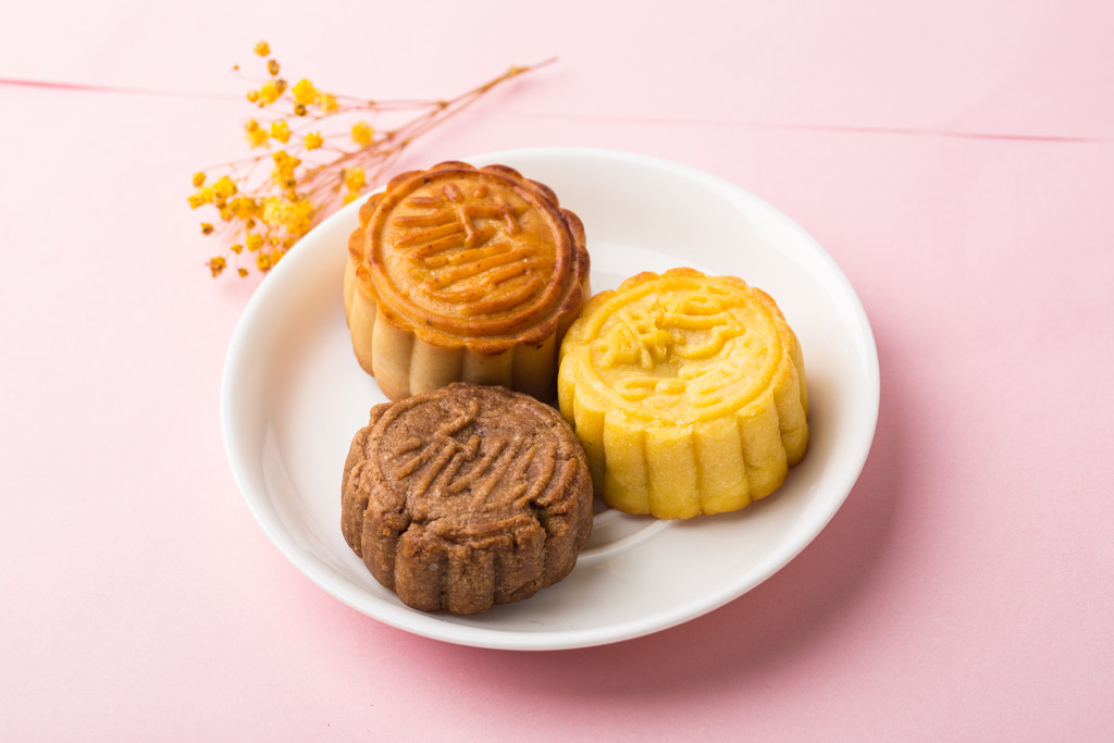  p>月饼,又称月团,小饼,丰收饼,团圆饼等,是中国的汉族传统美食之一.