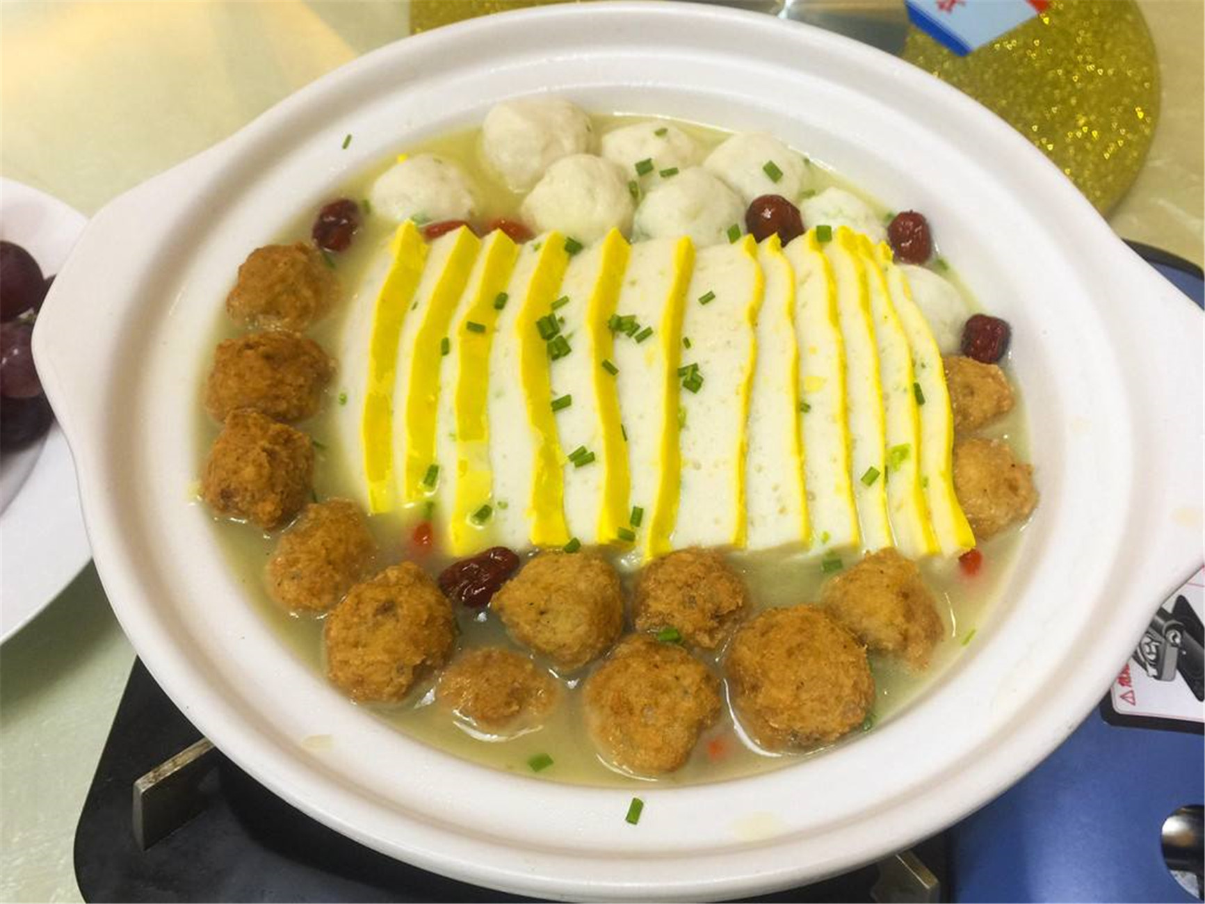  p data-id="gnbyl5wltd">肉糕是湖北东部地区的一种由红薯淀粉,鱼