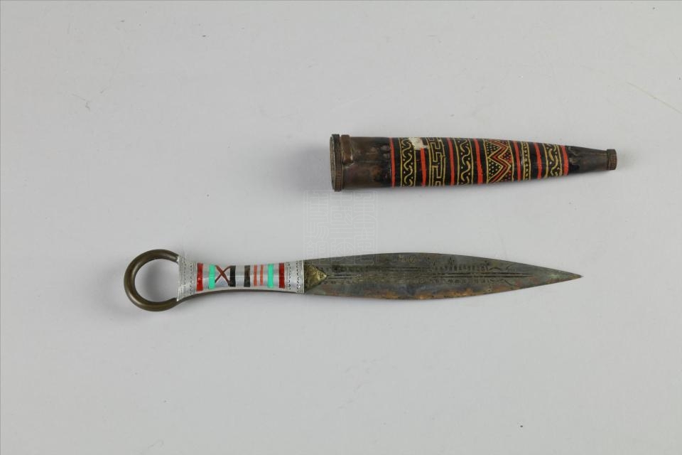 现代彝族钢腰刀