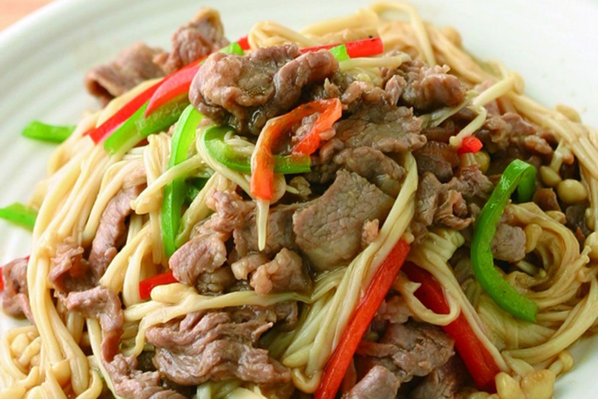  p>金菇羊肉片是一道简单的家常菜,所用材料为羊肉 ,金针菇,大葱