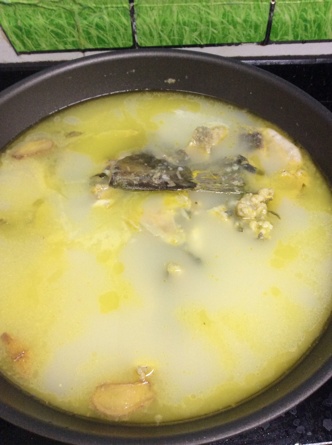  p>砂锅鲶鱼汤,是一道美食,主要食材为野生鲶鱼900 克. /p>