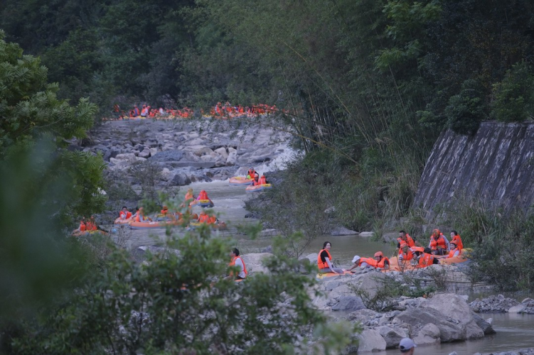 data-id="tlnupk6ikhmd">桐庐雪山激流回旋漂流,位于浙江省杭州市桐庐