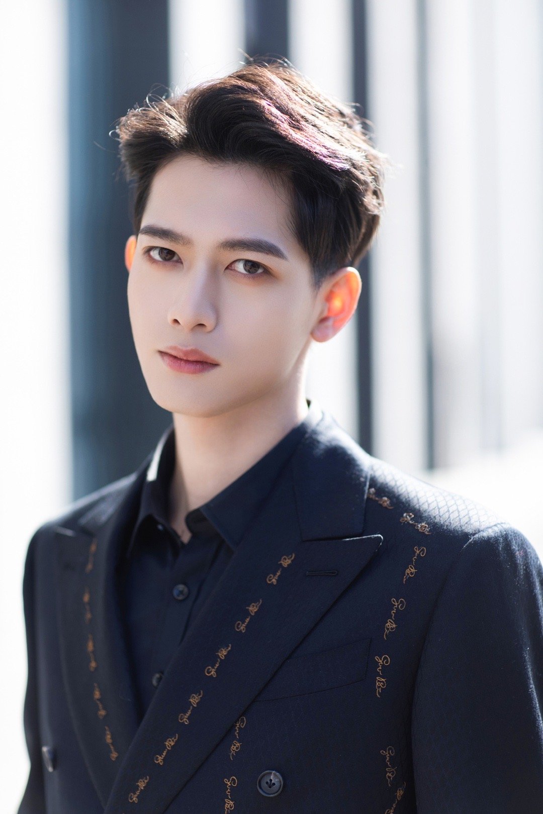 2000年7月17日出生于湖南省株洲市醴陵市,中国内地流行乐男歌手,影视