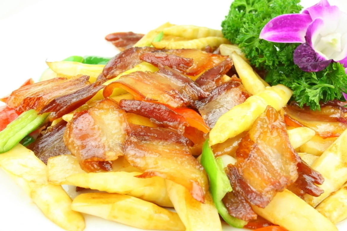  p>冬笋炒腊肉是传统名菜之一,是湘菜中的典型炒菜,以腊肉和冬笋为主