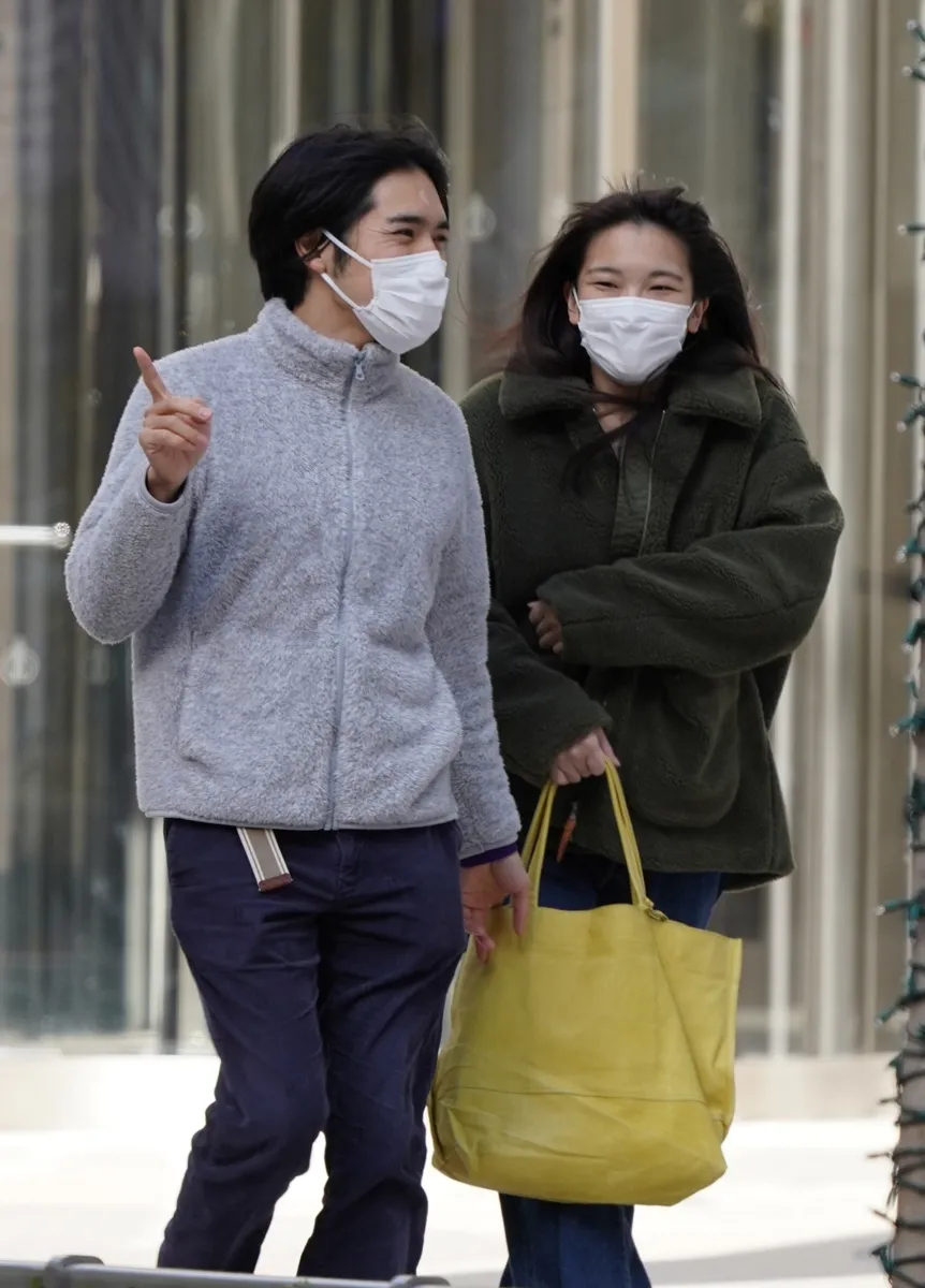 放弃1.4亿的真子公主，在纽约笑得超开心_百科TA说