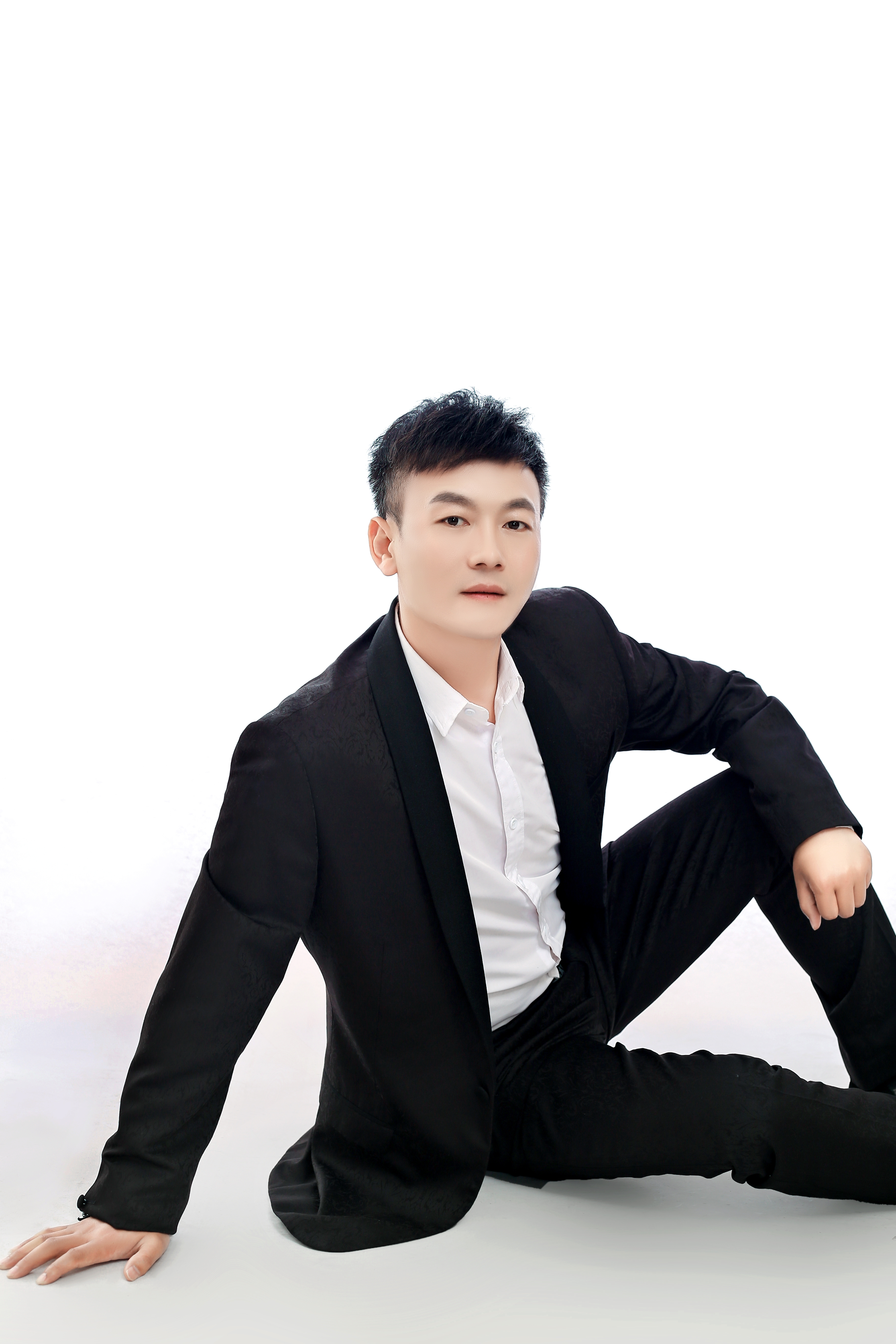  p data-id="gn7c7s7k3o">吴奕泓,陕西大荔人,青年男高音歌唱演员