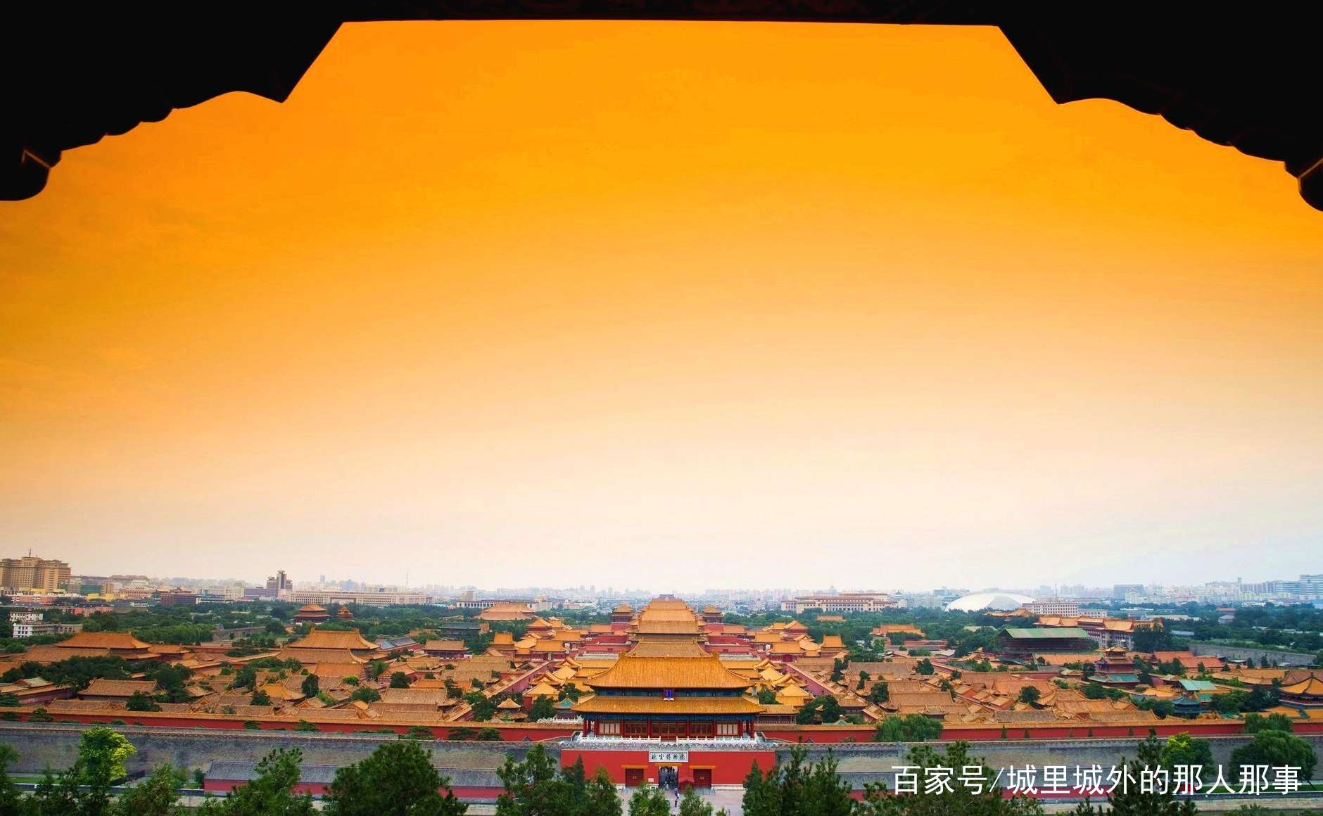 为什么故宫建筑的色彩一律为“红墙黄瓦”，它有什么象征意义？_百科TA说