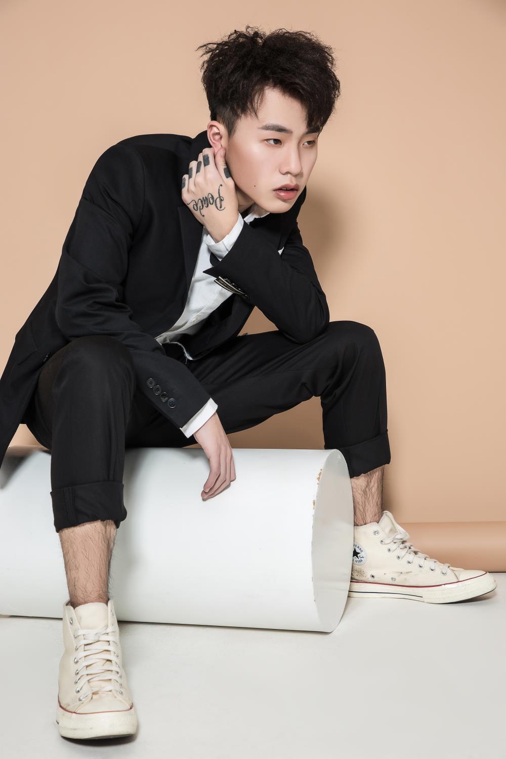  p>小咪,原名朱宏雨,2002年4月20日出生于重庆市,原创歌手.