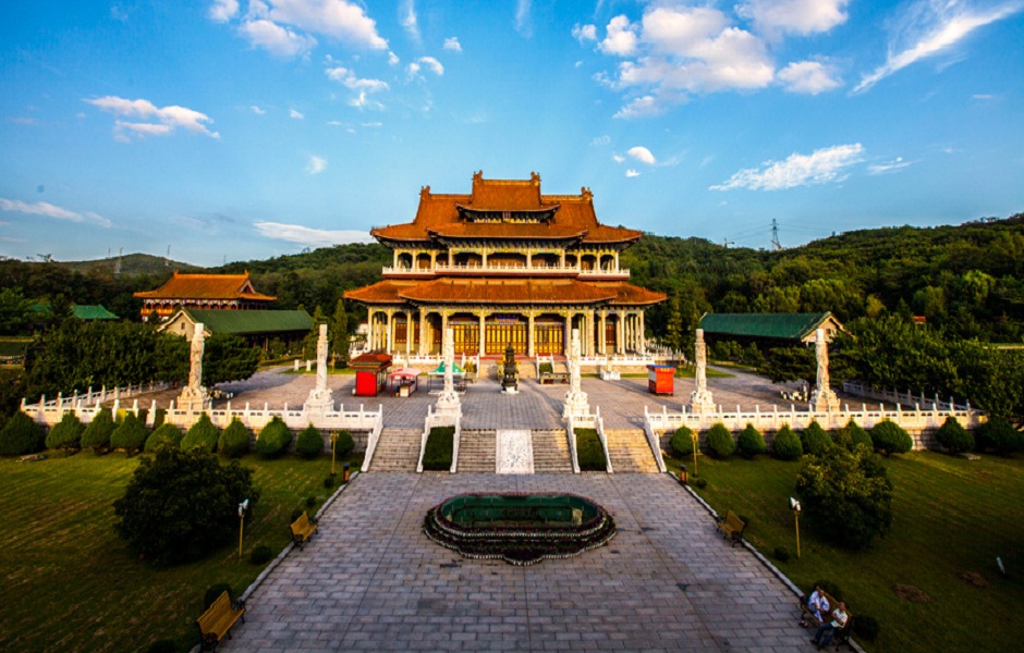  p>玉佛山风景名胜区坐落于辽宁省鞍山市铁东区中心地域,总面积860.