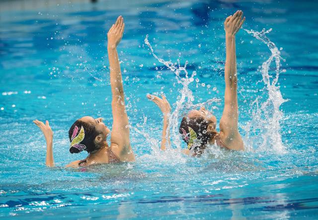  p>花样游泳(synchronized swimming)是一项融入舞蹈和音乐的水上竞技