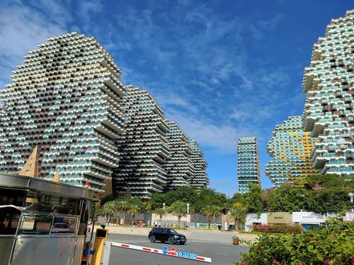  p>魅力之冠在社区内部共建造5栋18~24层的现代蝶式高层住宅,建筑底层