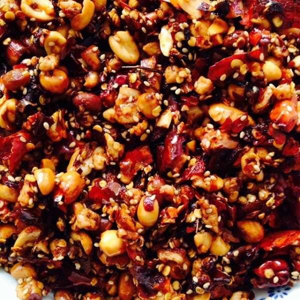  p>花生芝麻辣椒酱是一款由花生,芝麻等原料制成的酱品. /p>