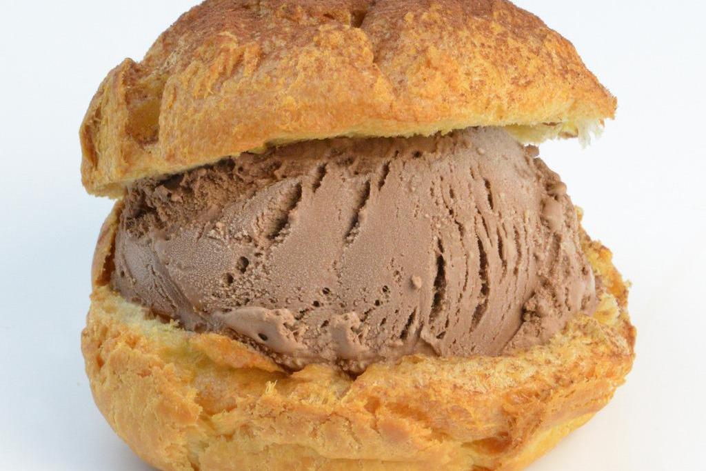  p>泡芙(puff)是一种源自意大利的甜食.