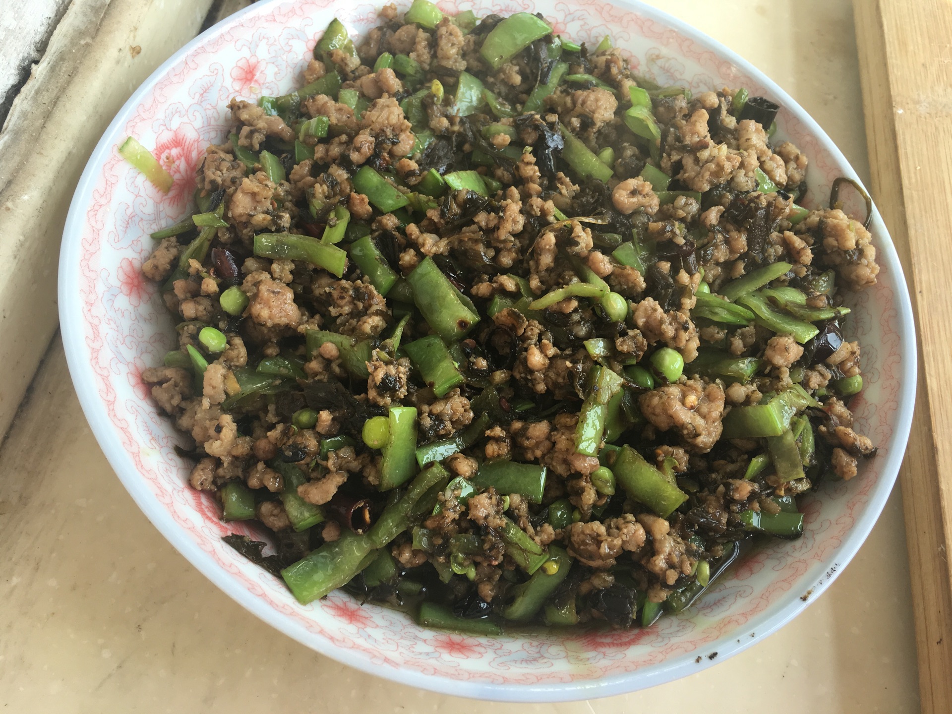 橄榄菜四季豆是一道由四季豆,肉末为主要材料做成的菜品,属于家常菜