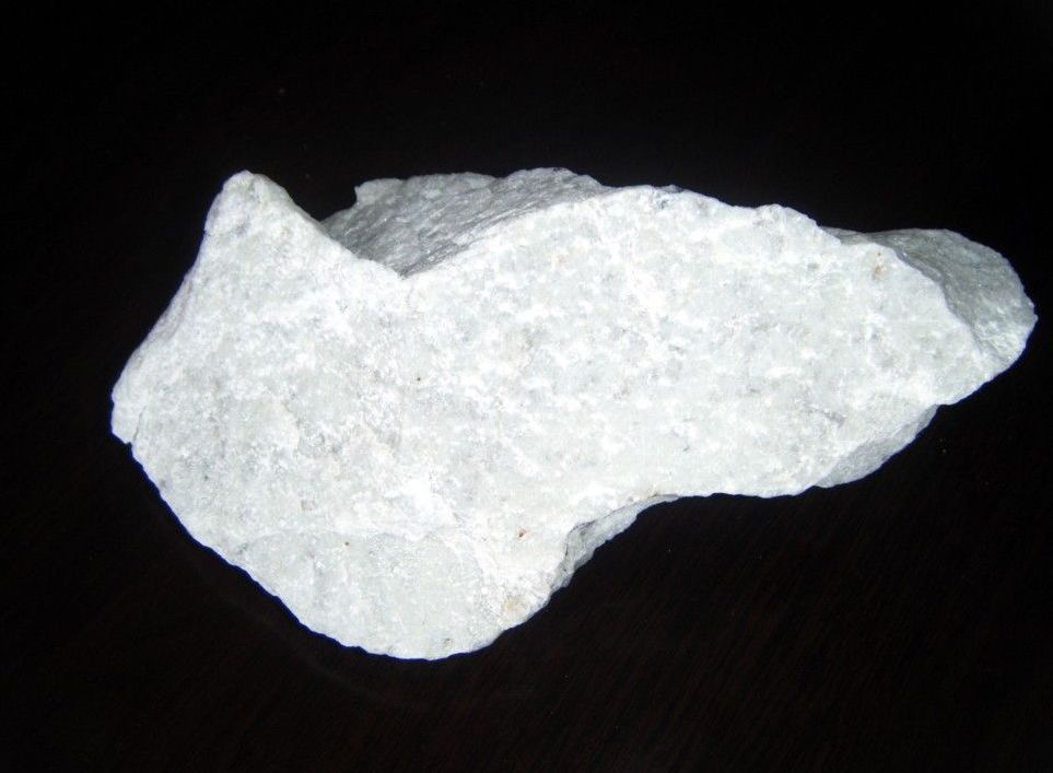  p>钠长石,为三斜晶系的玻璃状 a href="#" data-lemmaid="944670">