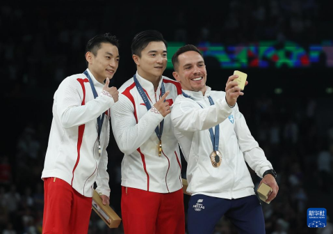 ，冠军刘洋（中）、亚军邹敬园（左）和季军佩德罗尼亚斯在颁奖仪