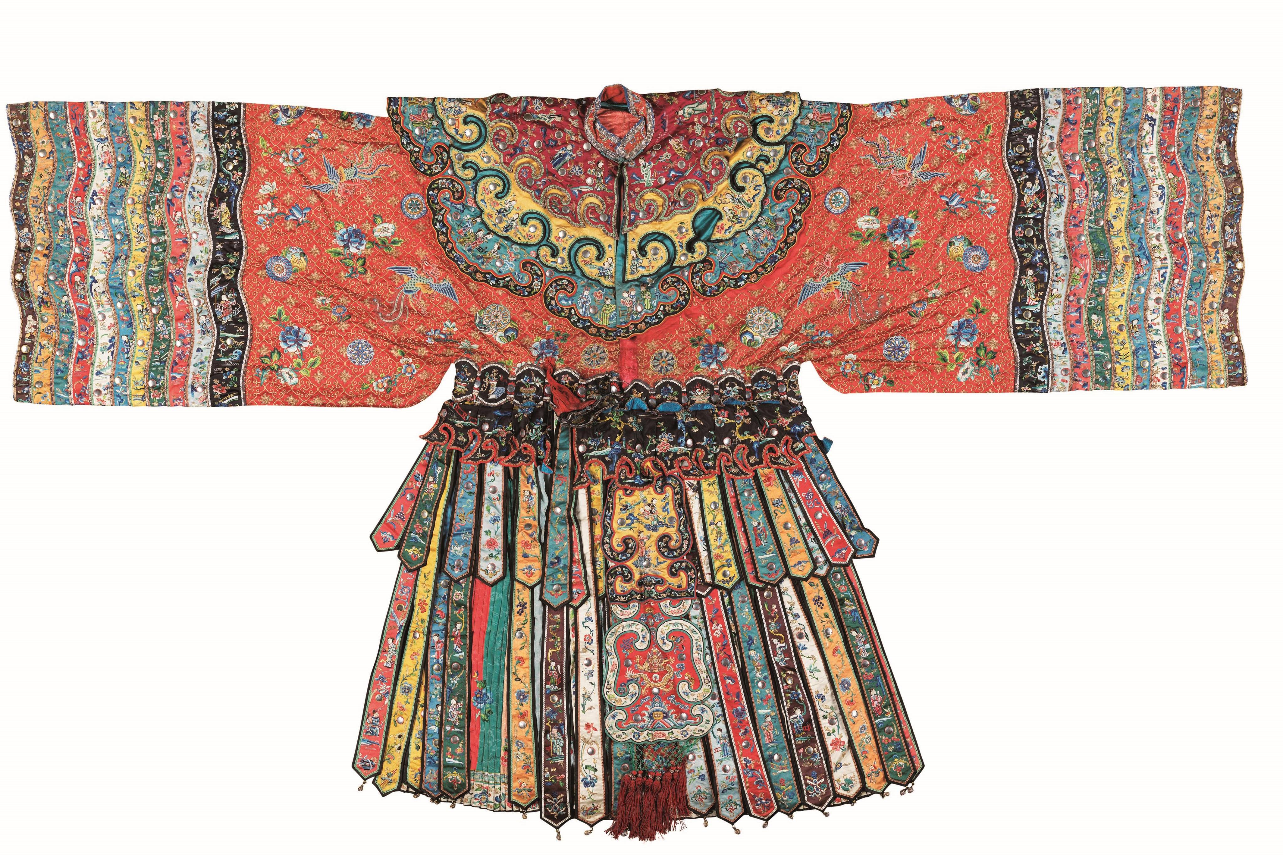 红色缎绣人物花卉纹宫衣