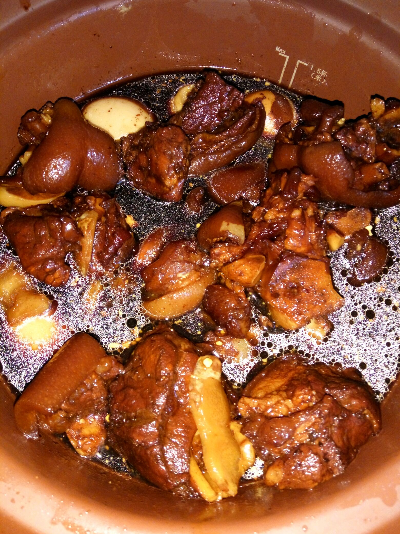  p data-id="gnx0fy2wri">滋补猪脚醋是一道美食,制作原料主要有甜醋