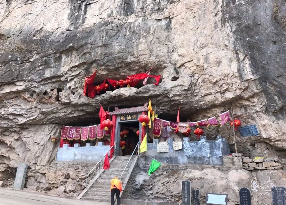  p data-id="gn2m9bgzfb">狐仙洞,位于河北省迁西县城东北25公里处的