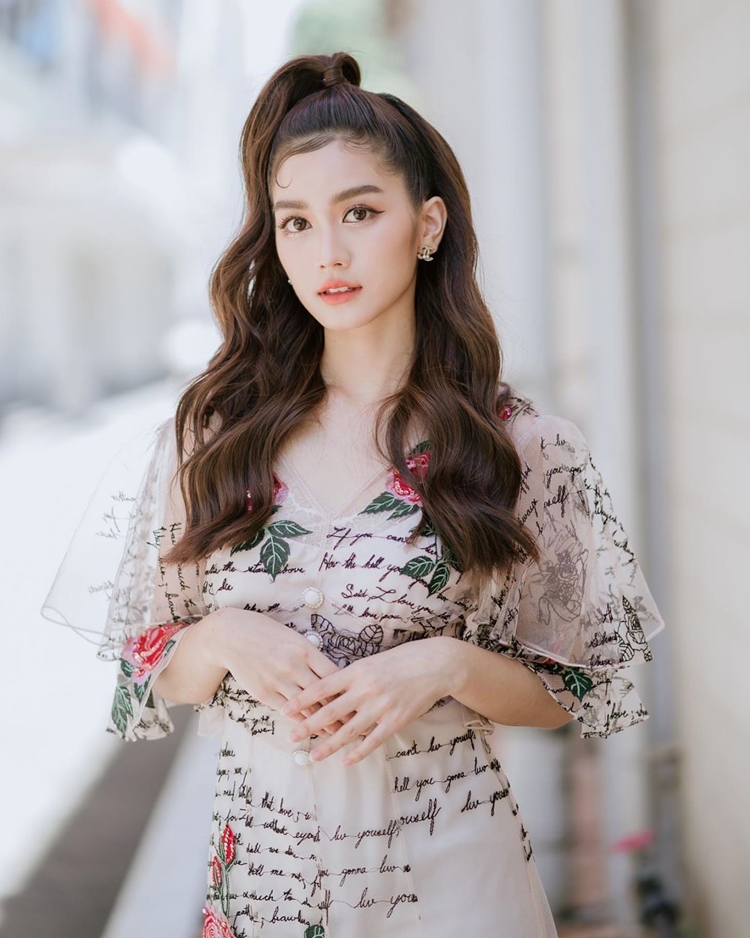 1997年4月6日出生于泰国曼谷,泰国七台签约女演员,毕业于 a target="