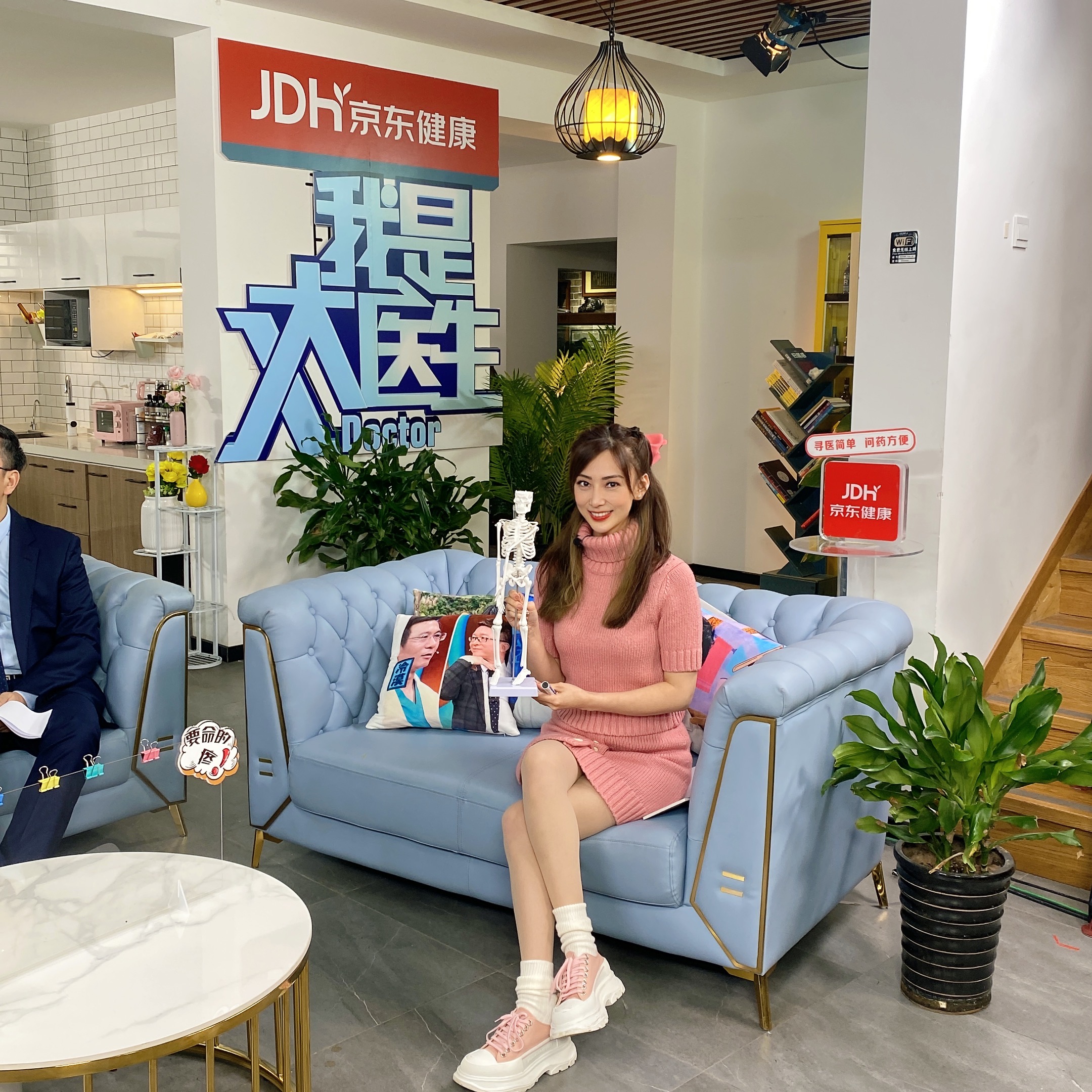 f5y">翟优,主持人,毕业于中国传媒大学硕士学位,就职于北京广播电视台