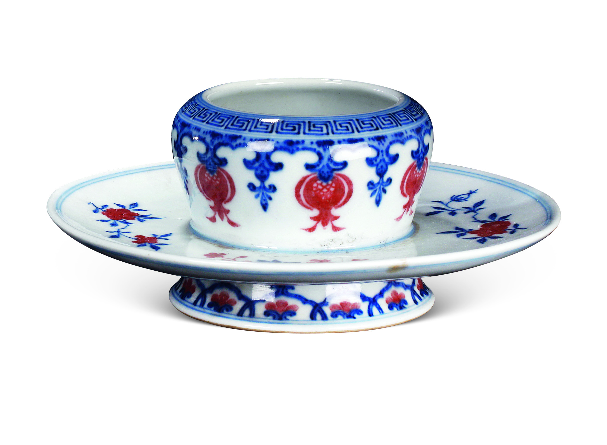 清乾隆款青花加紫折枝花杯托