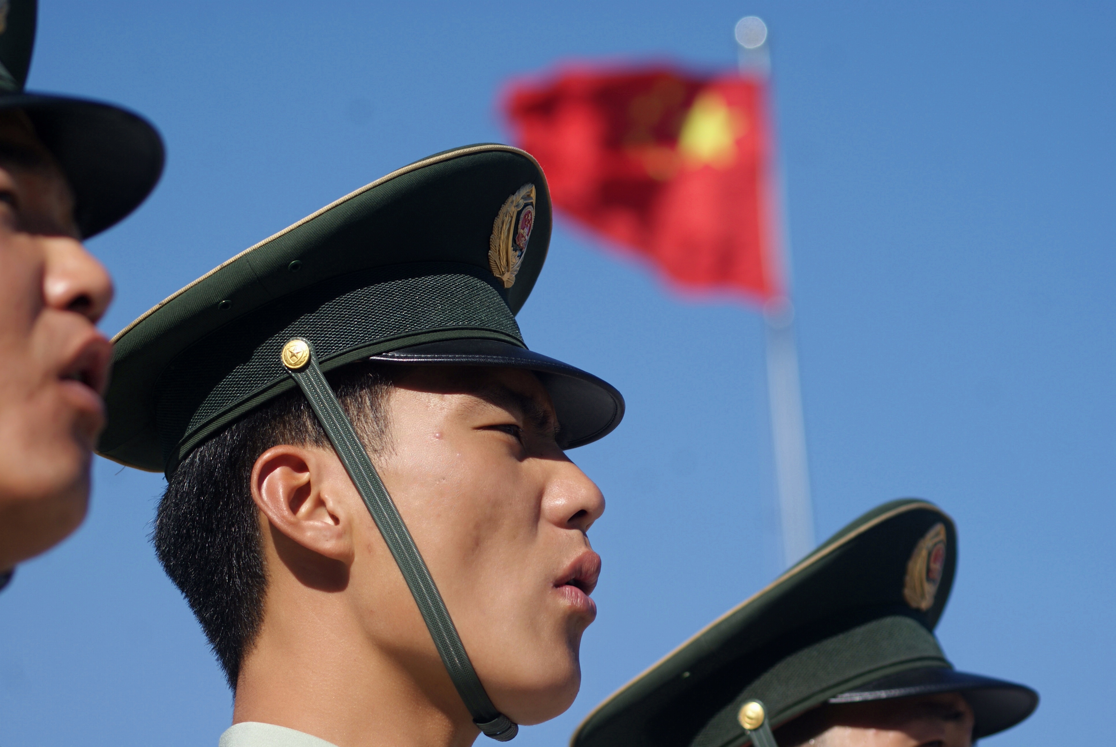 2002年入伍,2003年底便破格提升为仪仗队的带刀指挥,担负起迎接世界