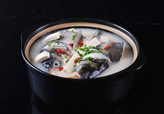  p>胖头鱼炖豆腐是一道美味的菜肴. /p>